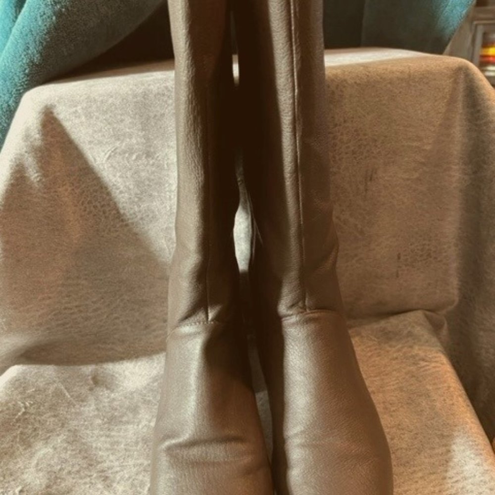 NWOB Classique 7.5 W brown boots $20